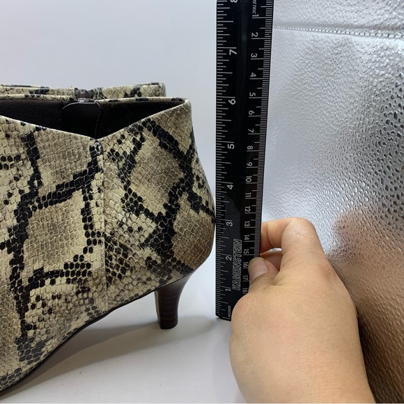 CLARKS Collection Women’s Linvale Sea Ankle Boot Taupe Snakeskin VEGAN Sz 8M - Picture 4 of 8